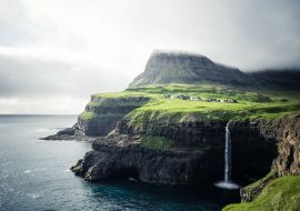Lais Puzzle - Gasadalur Dorf und schöner Wasserfall. Vagar, Färöer Inseln, Dänemark - 1.000 Teile