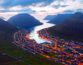 Lais Puzzle - Fantastisches abendliches Stadtbild von Klaksvik mit leuchtenden Straßen und Fjord, Insel Bordoy, Färöer Inseln, Dänemark - 40, 100, 200, 500, 1.000 & 2.000 Teile