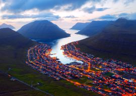 Lais Puzzle - Fantastisches abendliches Stadtbild von Klaksvik mit leuchtenden Straßen und Fjord, Insel Bordoy, Färöer Inseln, Dänemark - 1.000 Teile