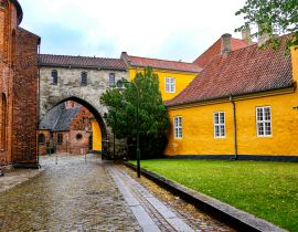 Lais Puzzle - Roskilde, Dänemark Das Gelände der Kathedrale von Roskilde und Grabstätte der dänischen Könige - 40, 100, 200, 500, 1.000 & 2.000 Teile