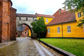 Lais Puzzle - Roskilde, Dänemark Das Gelände der Kathedrale von Roskilde und Grabstätte der dänischen Könige - 2.000 Teile