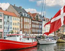 Lais Puzzle - Nyhavn, ein Hafen aus dem 17. Jahrhundert in Kopenhagen mit typischen bunten Häusern und Booten mit der dänischen Nationalflagge auf dem ersten Grund - 40, 100, 200, 500, 1.000 & 2.000 Teile