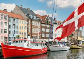 Lais Puzzle - Nyhavn, ein Hafen aus dem 17. Jahrhundert in Kopenhagen mit typischen bunten Häusern und Booten mit der dänischen Nationalflagge auf dem ersten Grund - 1.000 Teile