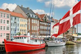 Lais Puzzle - Nyhavn, ein Hafen aus dem 17. Jahrhundert in Kopenhagen mit typischen bunten Häusern und Booten mit der dänischen Nationalflagge auf dem ersten Grund - 2.000 Teile