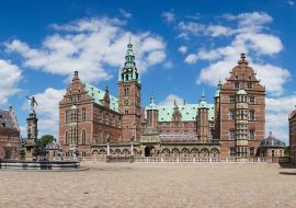 Lais Puzzle - Panoramablick auf das Schloss Frederiksborg in Hillerod an einem schönen Sommertag - 1.000 Teile