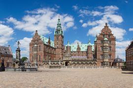 Lais Puzzle - Panoramablick auf das Schloss Frederiksborg in Hillerod an einem schönen Sommertag - 2.000 Teile