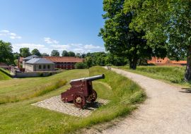 Lais Puzzle - Blick auf die Kaserne in der Zitadelle im Zentrum von Kopenhagen mit einer alten Kanone und einem Kiesweg im Vordergrund - 1.000 Teile