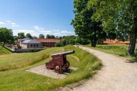 Lais Puzzle - Blick auf die Kaserne in der Zitadelle im Zentrum von Kopenhagen mit einer alten Kanone und einem Kiesweg im Vordergrund - 2.000 Teile