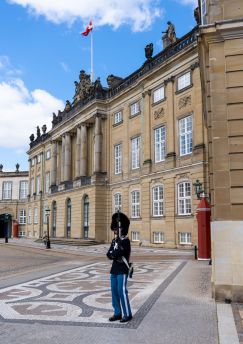 Lais Puzzle - Palastwache vor dem Schloss Amalienborg in der Kopenhagener Innenstadt - 1.000 Teile