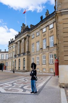 Lais Puzzle - Palastwache vor dem Schloss Amalienborg in der Kopenhagener Innenstadt - 2.000 Teile