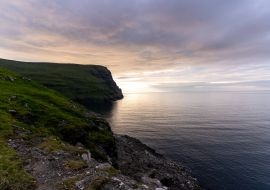 Lais Puzzle - Schöne Luftaufnahme von Risin und Kellingin, dem Riesen und der Hexe von Tjornuvik auf den Färöern - 1.000 Teile