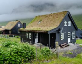 Lais Puzzle - Nahaufnahme des schönen schwarzen Hauses mit Gras auf dem Dach auf den Färöer Inseln - 40, 100, 200, 500, 1.000 & 2.000 Teile