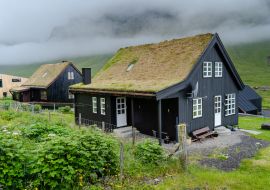 Lais Puzzle - Nahaufnahme des schönen schwarzen Hauses mit Gras auf dem Dach auf den Färöer Inseln - 1.000 Teile