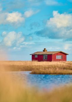 Lais Puzzle - Alte rote Hütte am Limfjord in Dänemark an einem sonnigen Tag - 1.000 Teile
