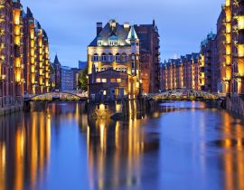 Lais Puzzle - Beleuchtetes Haus und zwei Bräute in der Speicherstadt, Hamburg - 40, 100, 200, 500, 1.000 & 2.000 Teile
