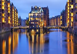Lais Puzzle - Beleuchtetes Haus und zwei Bräute in der Speicherstadt, Hamburg - 1.000 Teile