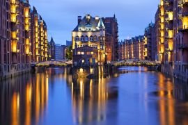 Lais Puzzle - Beleuchtetes Haus und zwei Bräute in der Speicherstadt, Hamburg - 2.000 Teile