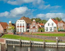 Lais Puzzle - Historische Häuserfassaden in der Sielstraße im Fischereihafen von Greetsiel, Niedersachsen, Deutschland - 40, 100, 200, 500, 1.000 & 2.000 Teile