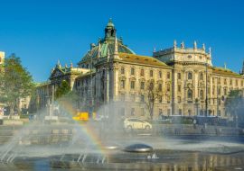 Lais Puzzle - Blick auf den Langerichtshof in München, versteckt hinter einem prächtigen Springbrunnen - 1.000 Teile
