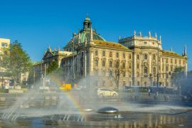 Lais Puzzle - Blick auf den Langerichtshof in München, versteckt hinter einem prächtigen Springbrunnen - 2.000 Teile