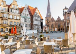 Lais Puzzle - Blick auf den Marktplatz mit Caféterrasse und Liebfrauenkirche im Morgenlicht in der Stadt Bremen, Deutschland - 1.000 Teile