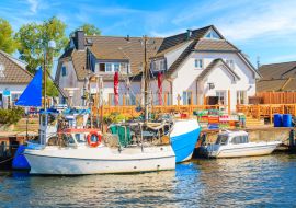 Lais Puzzle - Fischerboote im Hafen von Vitte an einem schönen sonnigen Tag, Insel Hiddensee, Ostsee, Deutschland - 1.000 Teile