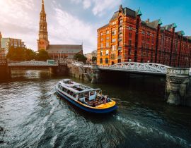 Lais Puzzle - Touristisches Kreuzfahrtschiff auf einem Kanal mit Brücken in der alten Speicherstadt in Hamburg im goldenen Licht des Sonnenuntergangs, Deutschland - 40, 100, 200, 500, 1.000 & 2.000 Teile