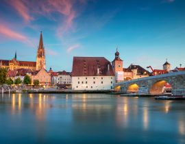 Lais Puzzle - Regensburg, Deutschland. Stadtbild von Regensburg, Deutschland während der blauen Stunde in der Dämmerung - 40, 100, 200, 500, 1.000 & 2.000 Teile
