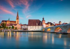 Lais Puzzle - Regensburg, Deutschland. Stadtbild von Regensburg, Deutschland während der blauen Stunde in der Dämmerung - 1.000 Teile