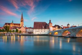 Lais Puzzle - Regensburg, Deutschland. Stadtbild von Regensburg, Deutschland während der blauen Stunde in der Dämmerung - 2.000 Teile