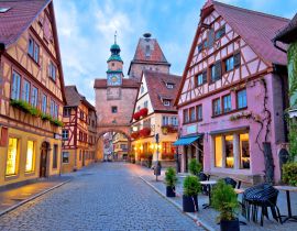 Lais Puzzle - Gepflasterte Straße in der historischen Stadt Rothenburg ob der Tauber, Morgengrauen - 40, 100, 200, 500, 1.000 & 2.000 Teile