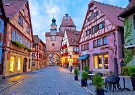 Lais Puzzle - Gepflasterte Straße in der historischen Stadt Rothenburg ob der Tauber, Morgengrauen - 1.000 Teile