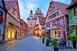 Lais Puzzle - Gepflasterte Straße in der historischen Stadt Rothenburg ob der Tauber, Morgengrauen - 2.000 Teile