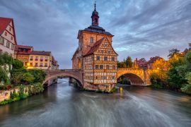 Lais Puzzle - Das historische Alte Rathaus von Bamberg in Bayern, Deutschland in der Morgendämmerung - 2.000 Teile