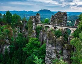 Lais Puzzle - Berühmte Basteibrücke in der Sächsischen Schweiz an einem bewölkten Tag - 40, 100, 200, 500, 1.000 & 2.000 Teile