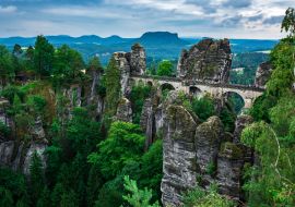Lais Puzzle - Berühmte Basteibrücke in der Sächsischen Schweiz an einem bewölkten Tag - 1.000 Teile