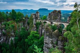 Lais Puzzle - Berühmte Basteibrücke in der Sächsischen Schweiz an einem bewölkten Tag - 2.000 Teile