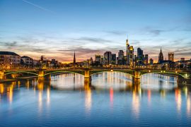 Lais Puzzle - Die Skyline von Frankfurt in Deutschland nach Sonnenuntergang - 2.000 Teile