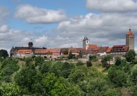 Lais Puzzle - Blick auf das Dorf Waldenburg mit Schloss und mittelalterlichen Türmen - 1.000 Teile