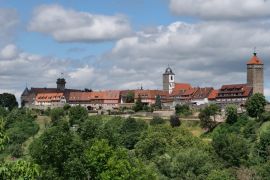 Lais Puzzle - Blick auf das Dorf Waldenburg mit Schloss und mittelalterlichen Türmen - 2.000 Teile
