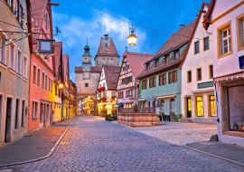 Lais Puzzle - Rothenburg ob der Tauber. Deutsche Straßenarchitektur der mittelalterlichen deutschen Stadt Rothenburg ob der Tauber Abendansicht - 1.000 Teile
