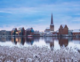 Lais Puzzle - Blick über die Warnow auf die Hansestadt Rostock im Winter - 40, 100, 200, 500, 1.000 & 2.000 Teile
