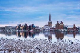Lais Puzzle - Blick über die Warnow auf die Hansestadt Rostock im Winter - 2.000 Teile