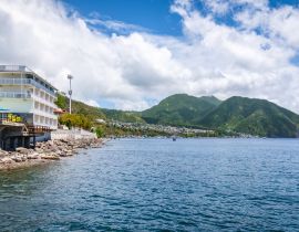 Lais Puzzle - Landschaft mit Küstenlinie am Hafen von Roseau auf Dominica - 40, 100, 200, 500, 1.000 & 2.000 Teile