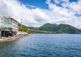 Lais Puzzle - Landschaft mit Küstenlinie am Hafen von Roseau auf Dominica - 1.000 Teile
