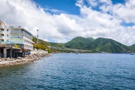 Lais Puzzle - Landschaft mit Küstenlinie am Hafen von Roseau auf Dominica - 2.000 Teile
