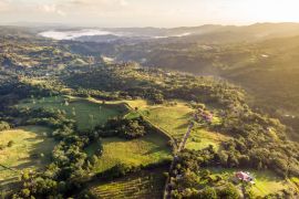 Lais Puzzle - Drohnenaufnahme eines Bergtals bei Sonnenuntergang in Jarabacoa, Dominikanische Republik - 2.000 Teile