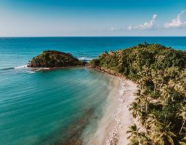 Lais Puzzle - Drohnen-Panoramablick auf den Paradiesstrand mit Sand- und Felsstrand, Palmen und blauem Wasser des Atlantiks, Las Terrenas, Samana, Dominikanische Republik - 40, 100, 200, 500, 1.000 & 2.000 Teile