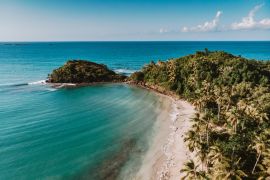 Lais Puzzle - Drohnen-Panoramablick auf den Paradiesstrand mit Sand- und Felsstrand, Palmen und blauem Wasser des Atlantiks, Las Terrenas, Samana, Dominikanische Republik - 2.000 Teile