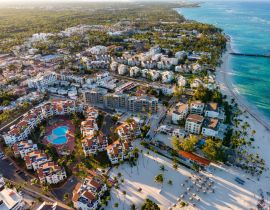 Lais Puzzle - Luftaufnahme eines Strandhotels mit Pools, Sonnenschirmen und blauem Wasser des Atlantischen Ozeans, Bavaro, Punta Cana, Dominikanische Republik - 40, 100, 200, 500, 1.000 & 2.000 Teile